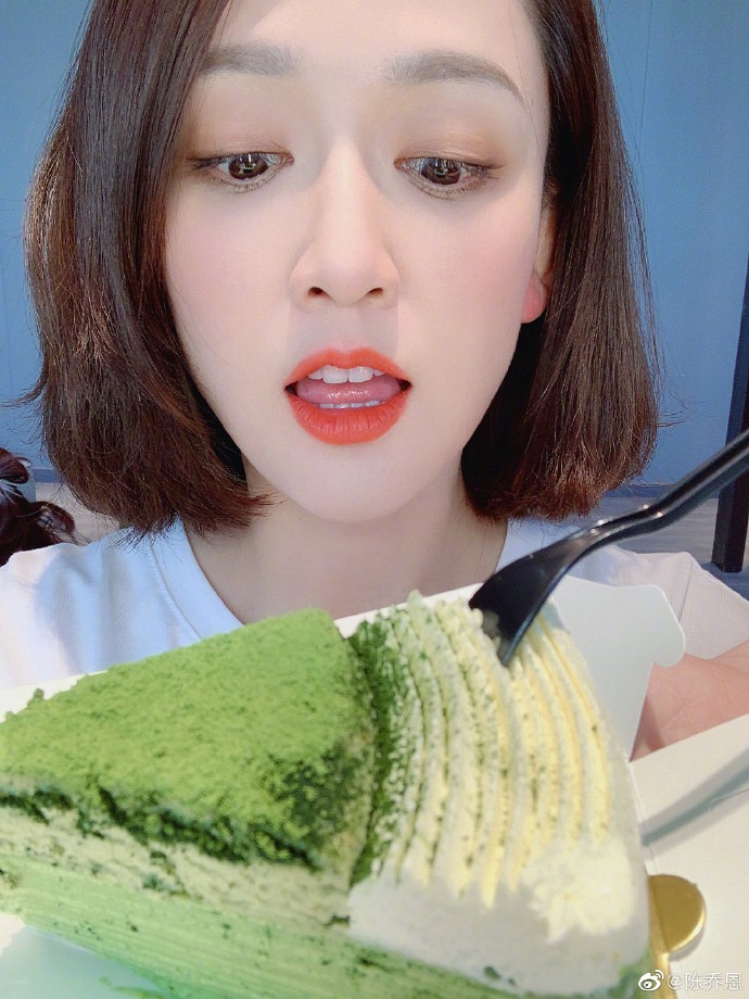 陈乔恩紧盯甜品吐舌表情可爱 短发清爽减龄却暴露发际线