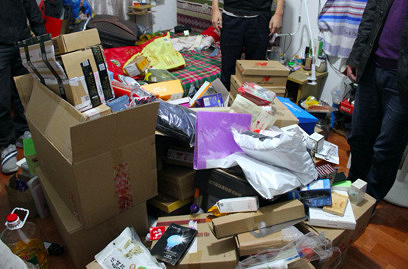 快递高峰期男子顺走200多个包裹家里快递盒堆积成山