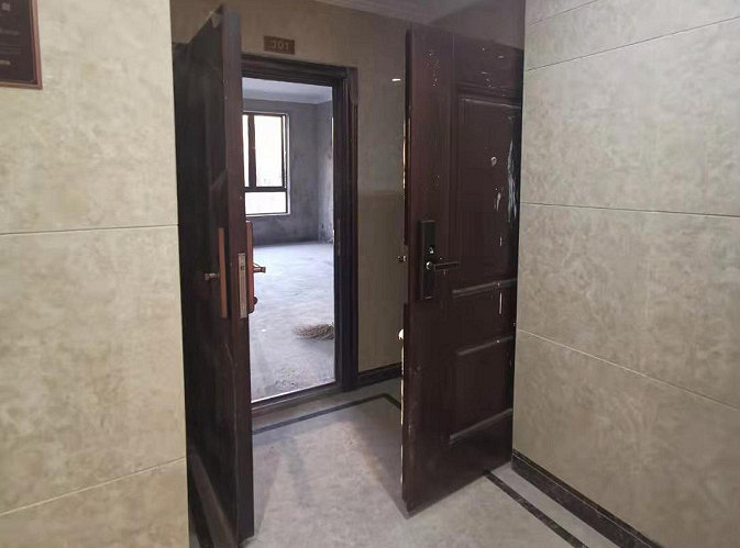 浙江一商品房惊现奇葩入户门! 业主: 根本不敢收房