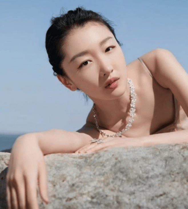 本以为周冬雨身材没看点,当她转过身后,摄影师都看直了眼!