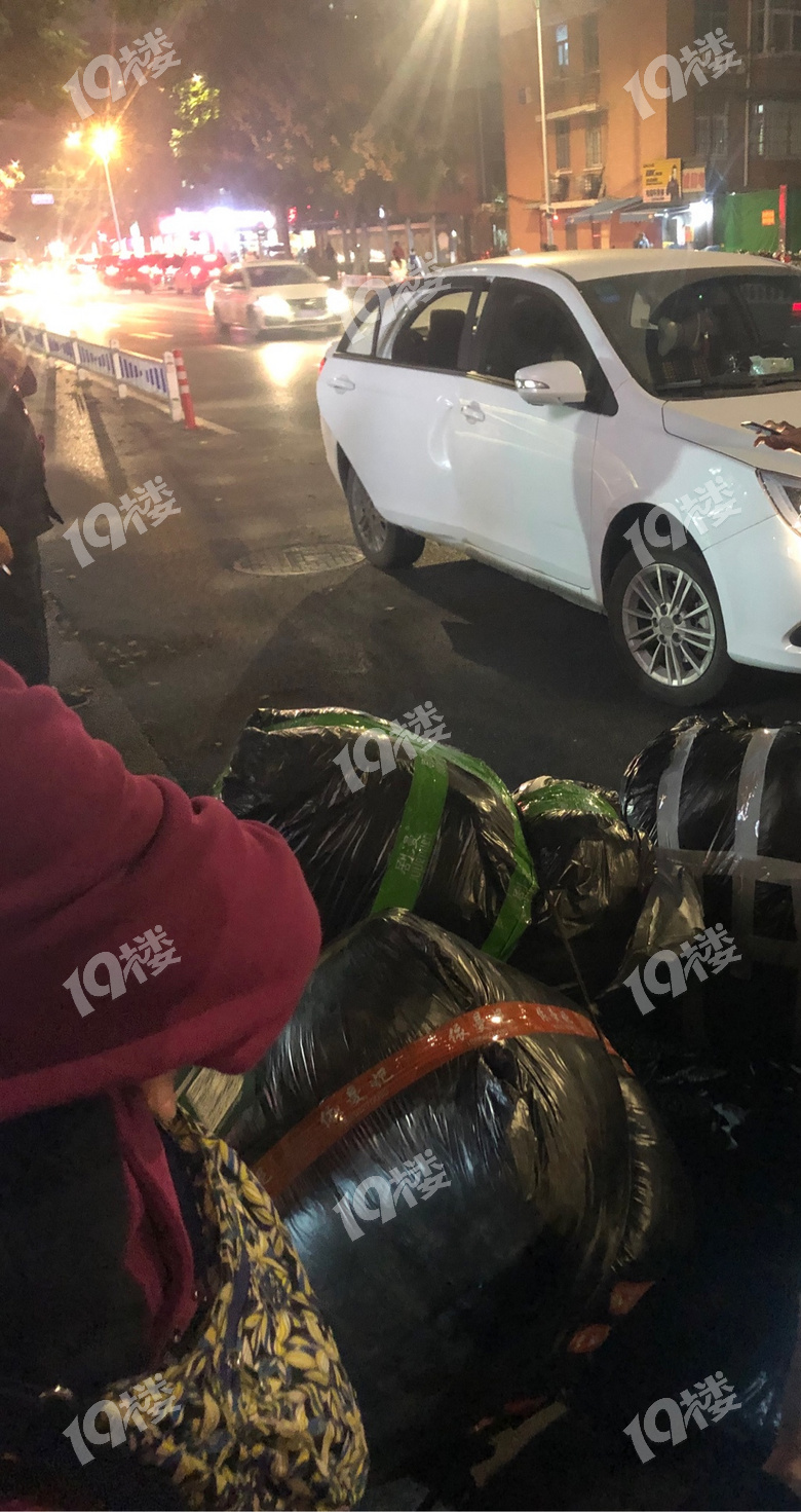機動車在非機動車道開門撞傷超載電瓶車,誰的責(zé)任大?