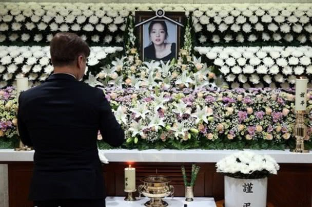 具荷拉离世未见父母现身,后事由兄弟操办,家属栏中只有一位亲人