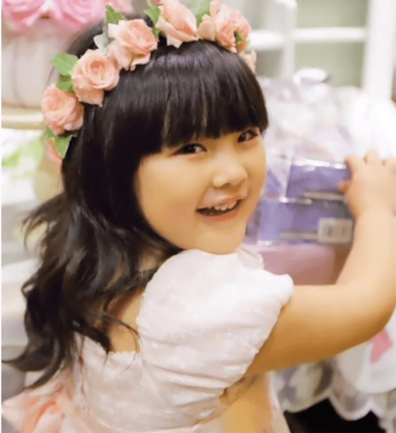 李湘女儿王诗龄玩起来有多豪,助理摄像三五成群,怕引争议秒删