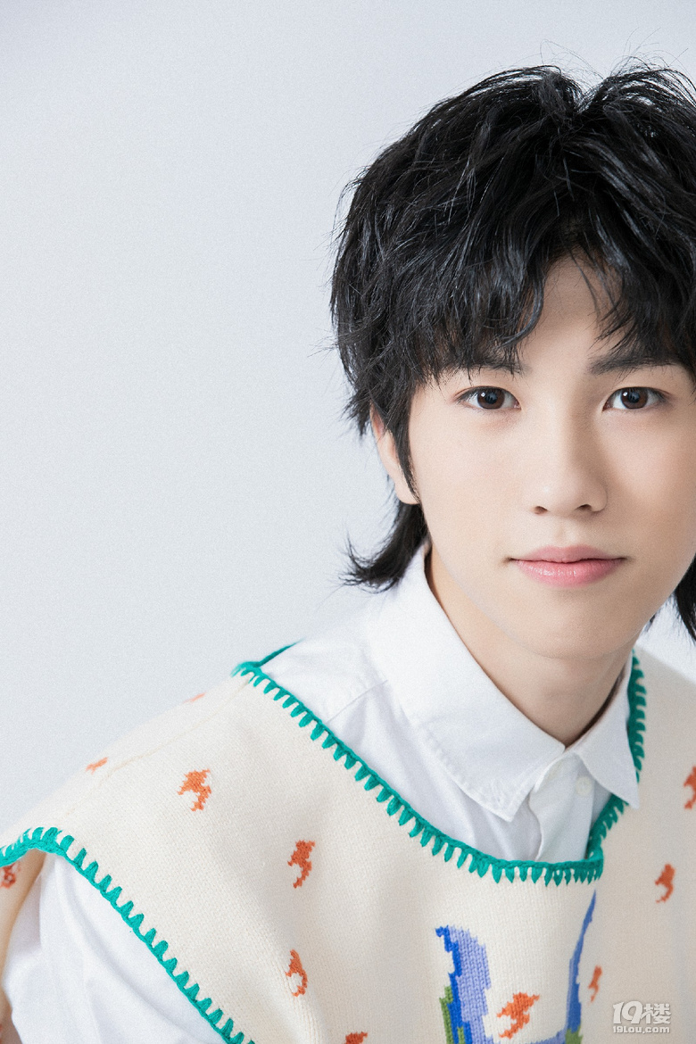 易安音乐社林墨单曲《和自己对话》上线 少年暖音诉说成长历程