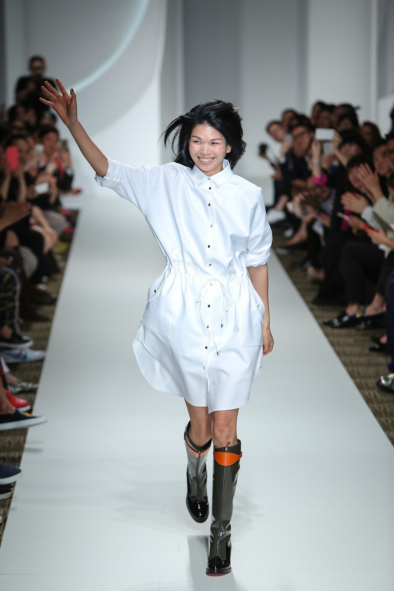 《vogue》拍摄大片; 为著名奢侈品牌dior走秀; 吕燕逐渐在国外扎稳了