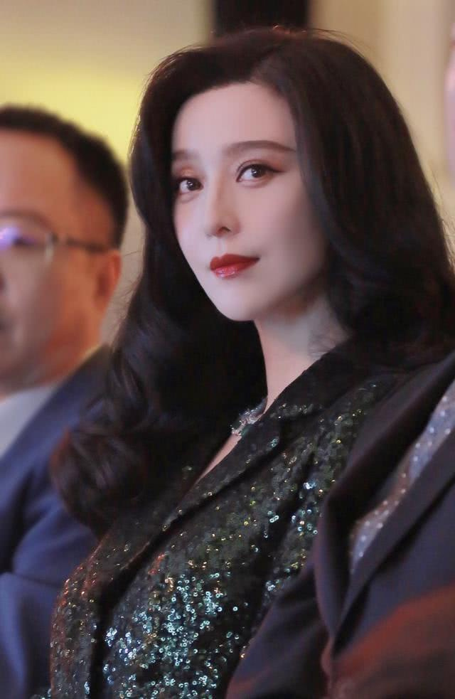 范冰冰恢复长发造型,穿墨绿亮片西装气场强大,羡慕郑爽好身材