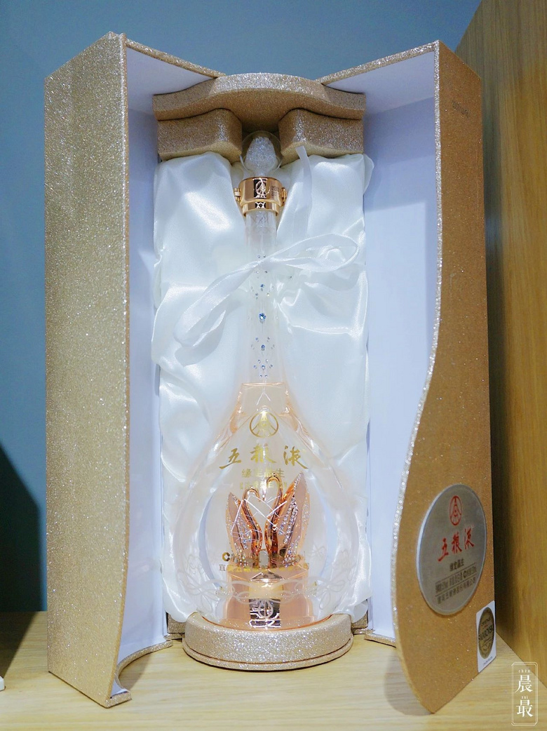 这是五粮液在千禧年龙年推出的纪念款,瓶中的祥龙图案别致霸气,现在