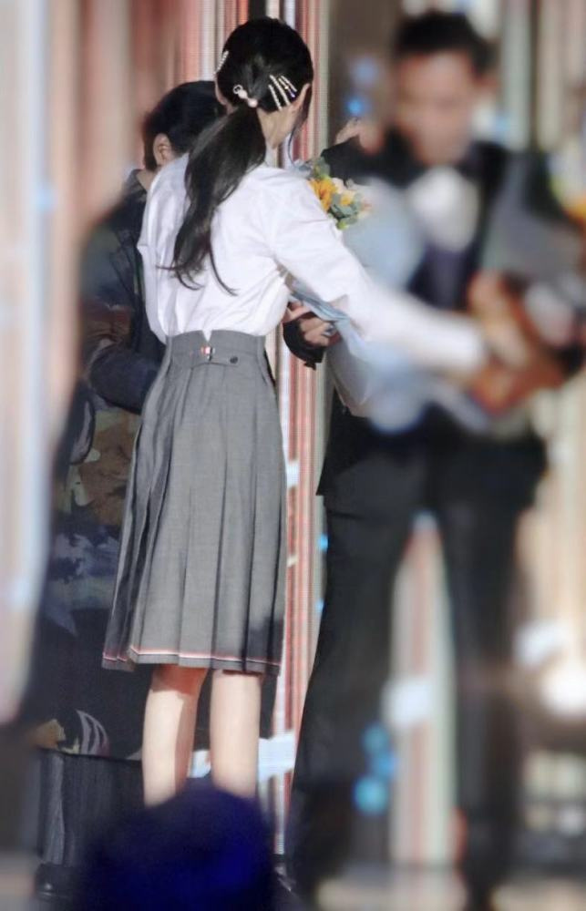 28岁郑爽再穿"校服",清纯可爱,分手后又找回楚雨荨状态