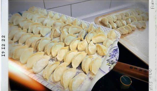 姚晨不受前夫影响,与老公包饺子撸串过冬至,小