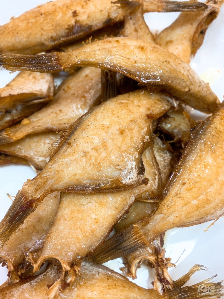 烧剥皮鱼:又叫马面鱼,象皮鱼,孜孜鱼,皮