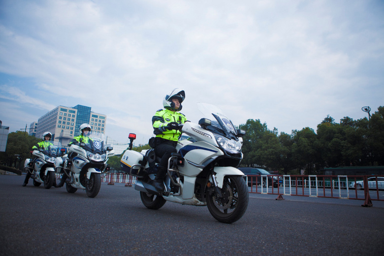 杭州交警铁骑队:做畅通高架的守护人