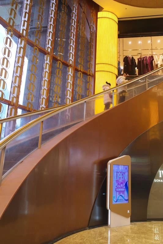 经典的旋转扶梯得到保留了,乘坐电梯俯瞰商场,妥妥的大气华贵.