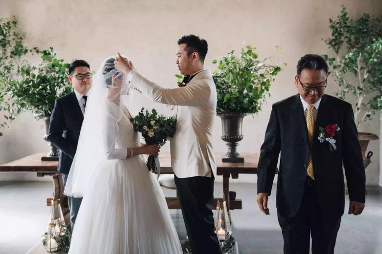 这位时尚博主的海外婚礼，小而精，好看又有趣