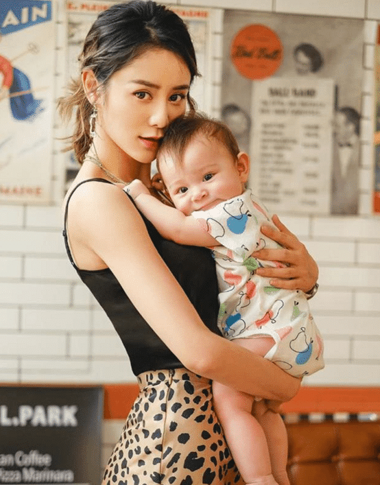 41岁林峰低调结婚,小16岁妻子抱娃秀身材,前任吴千语不恭喜