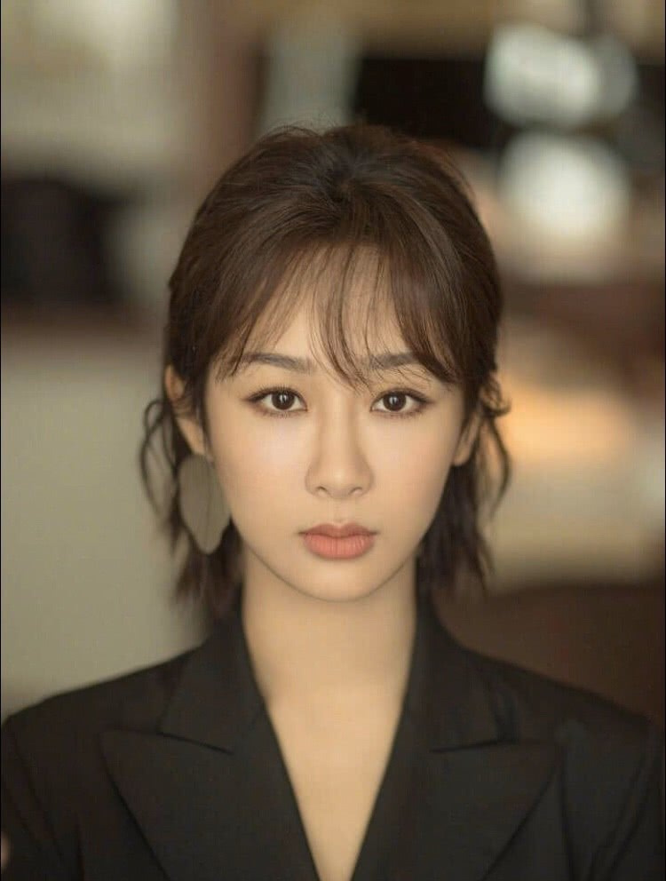 杨紫被整形医院当整形模板宣传,还将她眼睛贴上双面