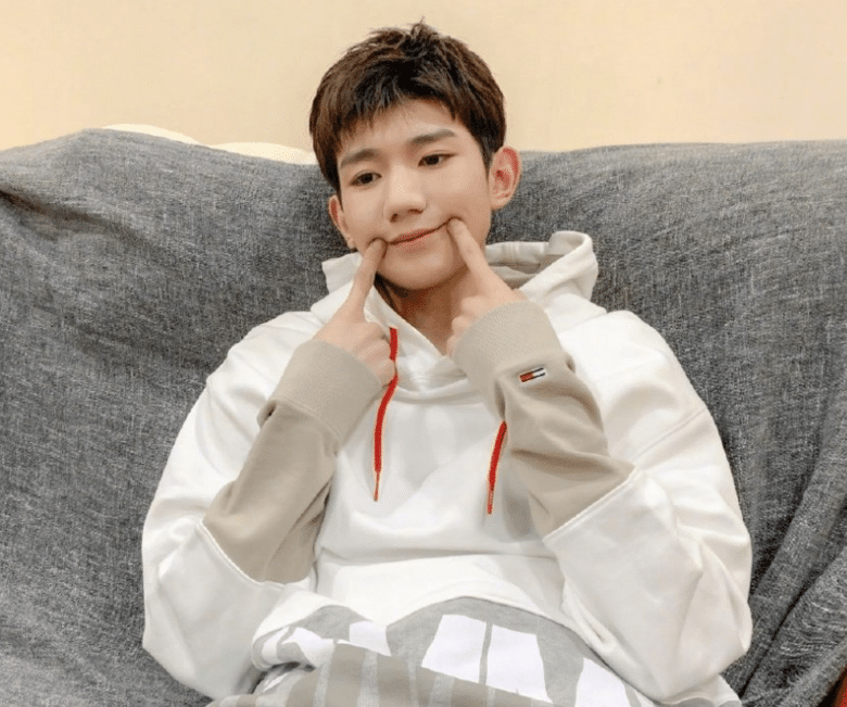 有种"整容"喊王源长长头发,原觉得不耐看,结果成漫画男主脸-八卦绯闻