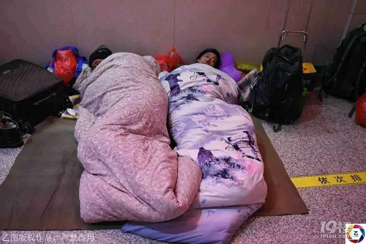 大雪夜火车站三个返乡女大学生坐通宵等车售票大厅母子睡地上