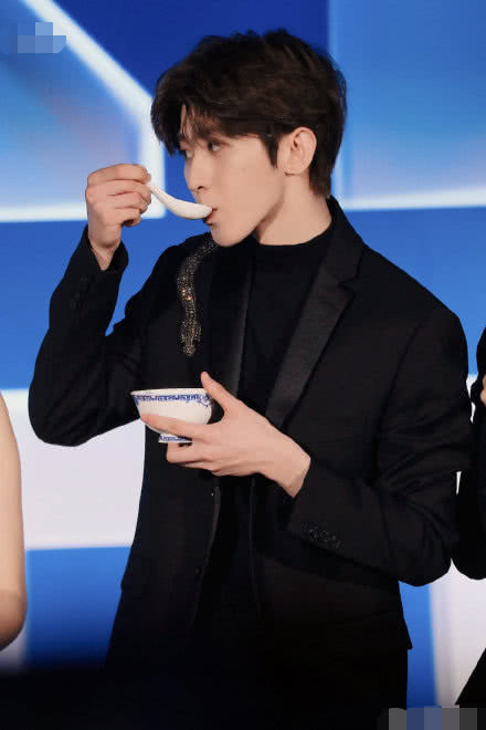 一个虾饺嚼了97下,蔡徐坤吃东西太儒雅?真实原因让人心疼