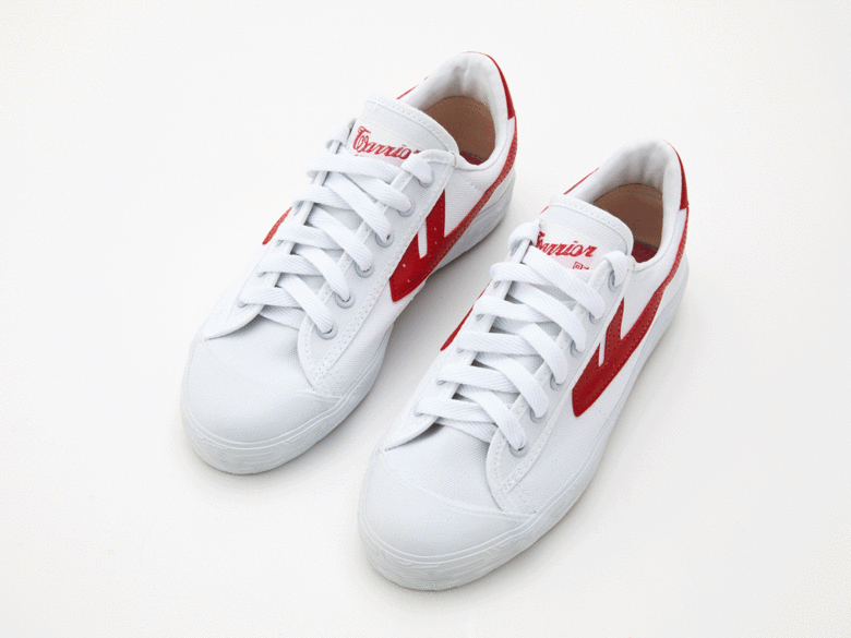 上世纪80年代, 回力堪称"国民鞋", 几乎人人脚上都有一双回力鞋.