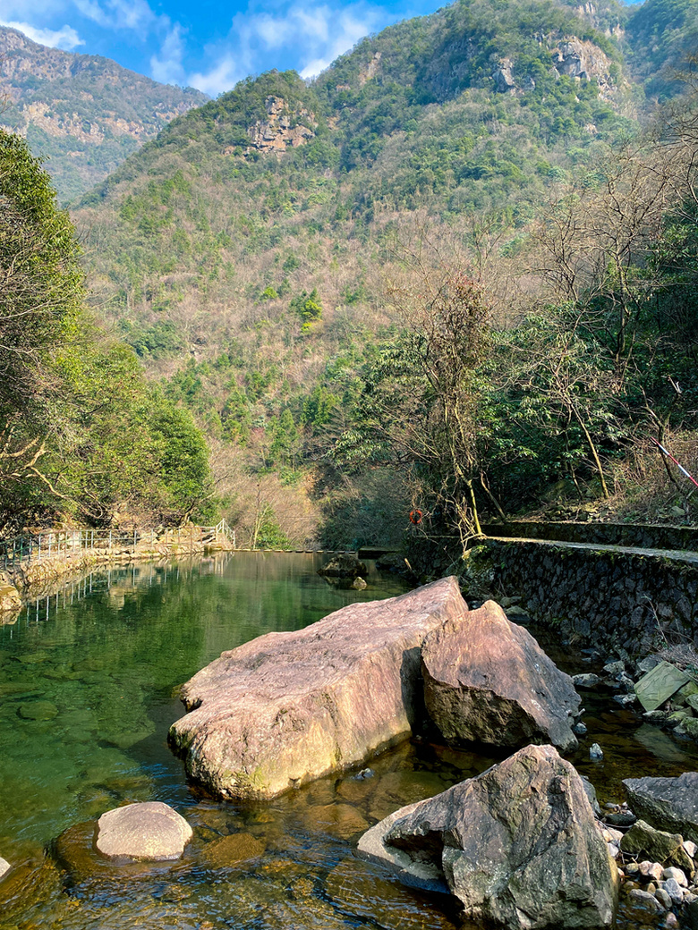 白云源风景区：自然之光中的绿色画卷