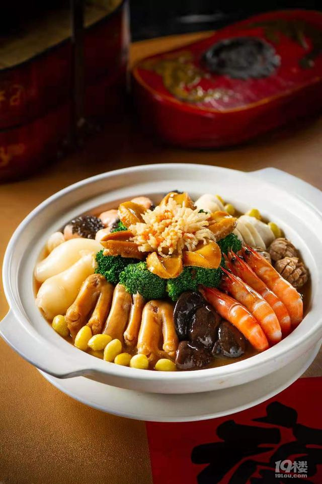 盆菜、烤乳豬、烤鴨,北京年夜飯“戲”真多
