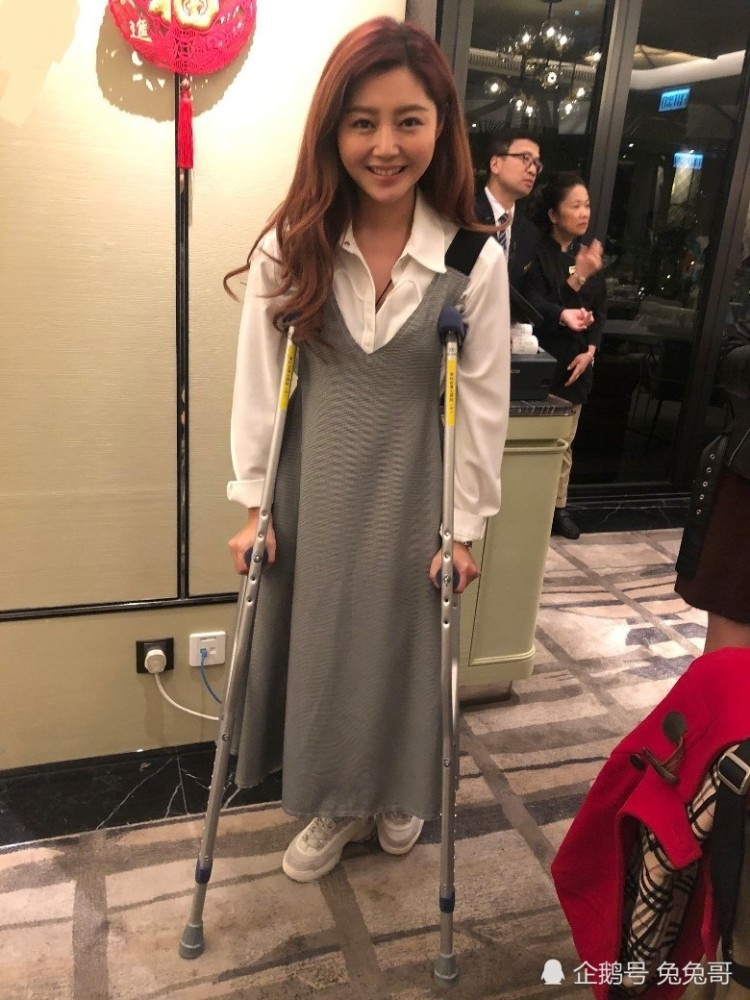 香港女星滑雪发生意外导致骨折,事发时听到骨头"啪"的一声