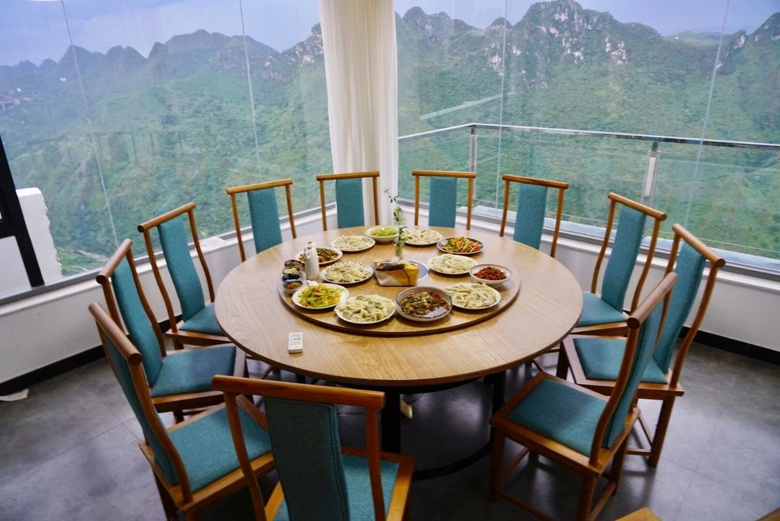 海拔1200米之上新开一间"空中民宿",一面瀑布一面悬崖!