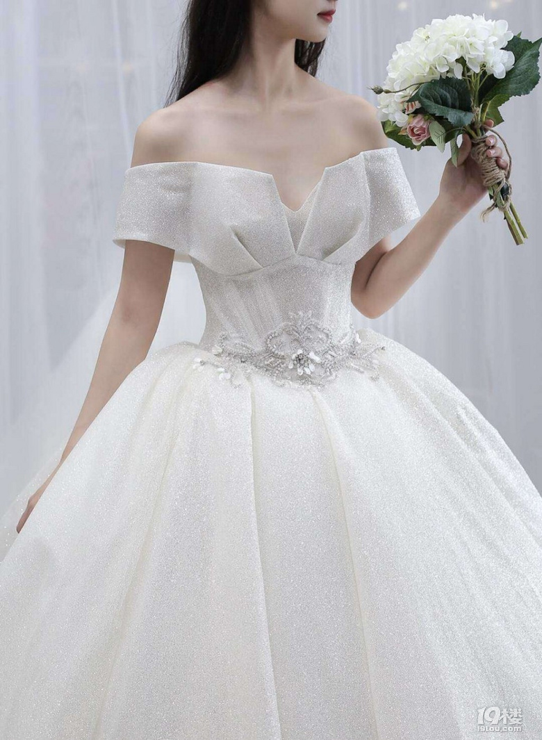 整件裙身有着银白色的钻镶嵌星星点点的在灯