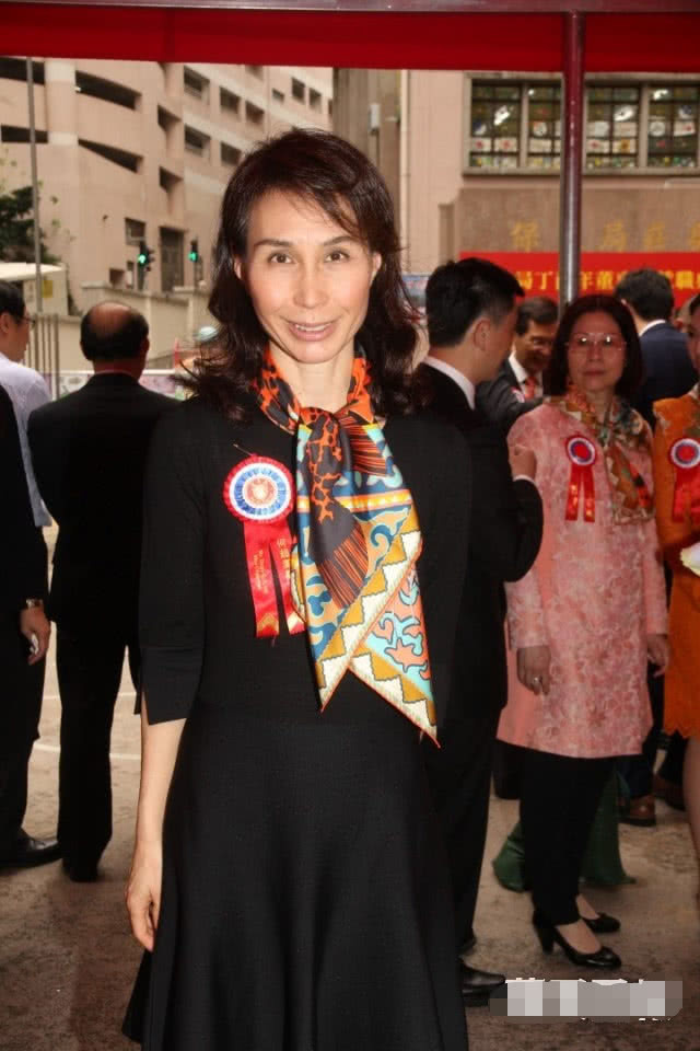 赌王继承人何超凤女儿秀泳装照,何猷君以舅舅身份劝她不要太豪放