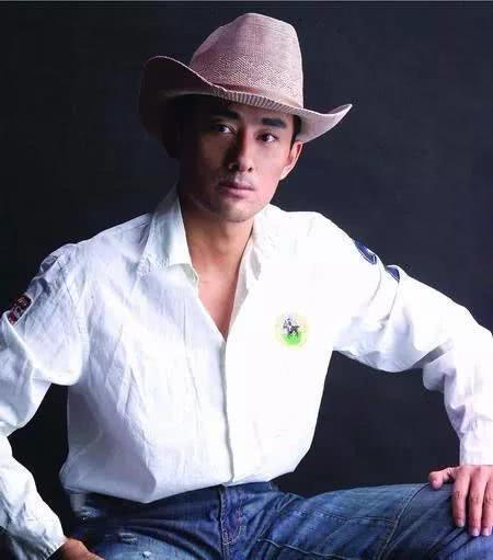 51岁阿宝穿7年前演出服唱新歌,依旧比不过披上大衣的朱之文?