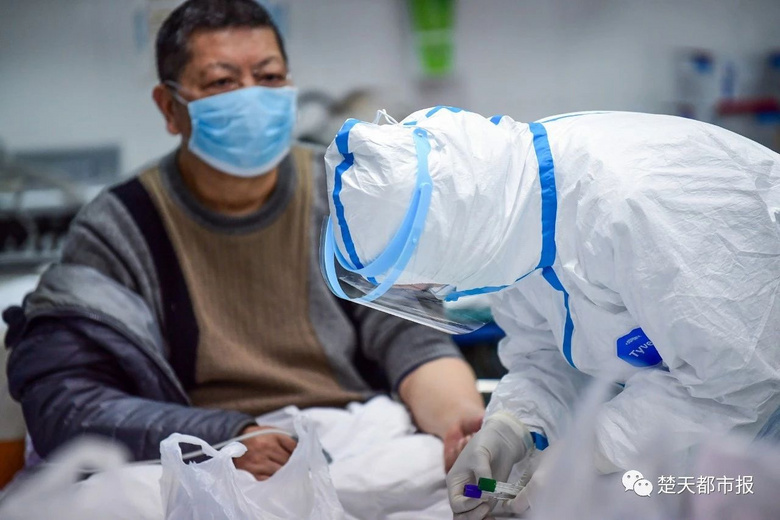 24张图,实拍武汉隔离病房里医护人员忙碌的工作场景