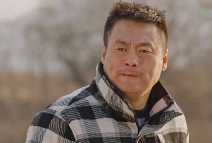 国家二级演员,老婆陪他住了十年地下室,成名后给老婆买500平