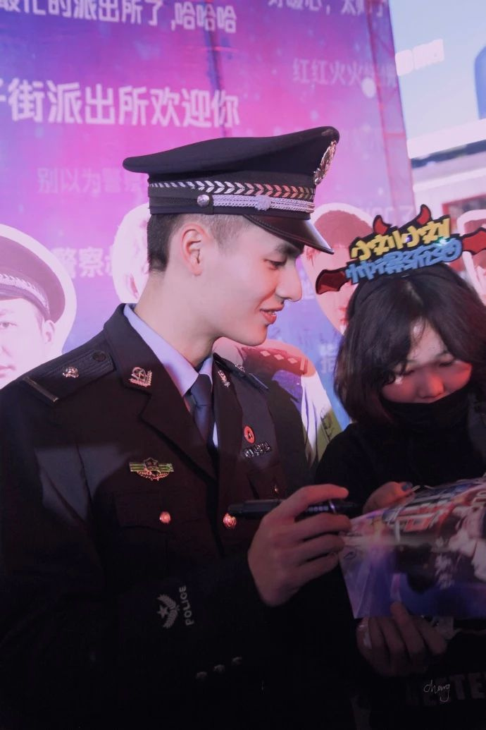 "基层f4"颜值炸裂霸占热搜,你还嗑什么抖音十层滤镜油腻男!