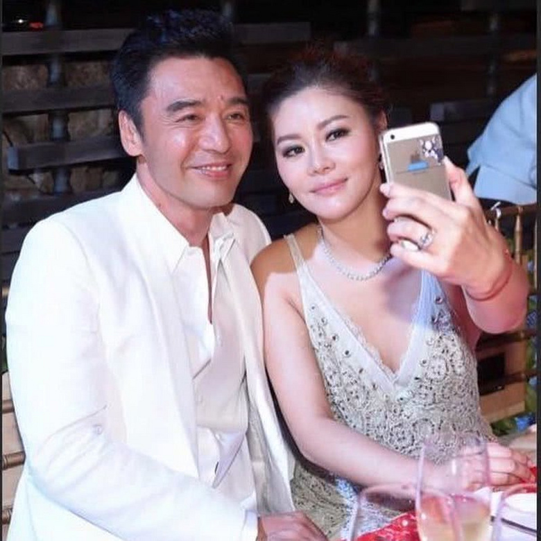 钟镇涛67岁生日获老婆晒恩爱夫妻合照示爱:守着陪着爱着你