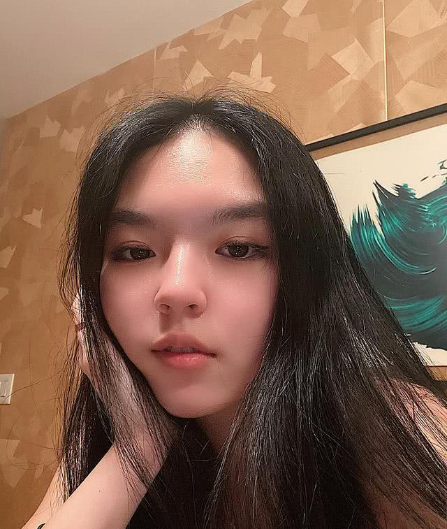 李咏女儿分享最新近照,穿黑色束胸les绷带,大秀完美火辣好身