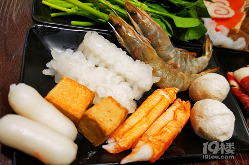 暖暖的日式火锅套餐外送上门,20种食材4种锅底任选,太划算啦!