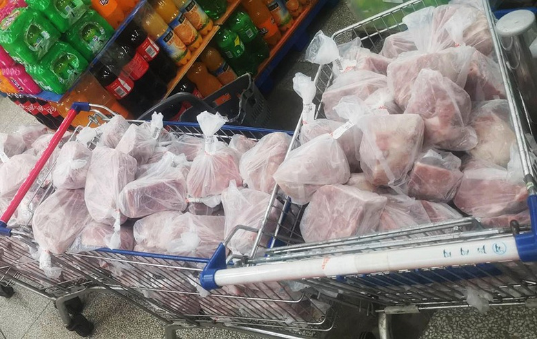 城事 早知道 帖子中午近12点,该店已打包好当天送出的第一单冻猪肉