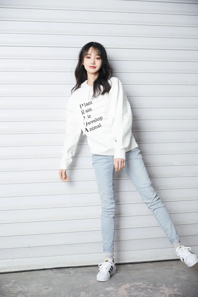 郑爽最新照片曝光,鼻子终于恢复了:从"格格巫"变成了小仙女!