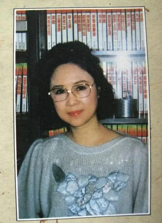 琼瑶一生浪漫,凭"爱情至上"抢走挚爱,81岁退社交圈穿衣仍少