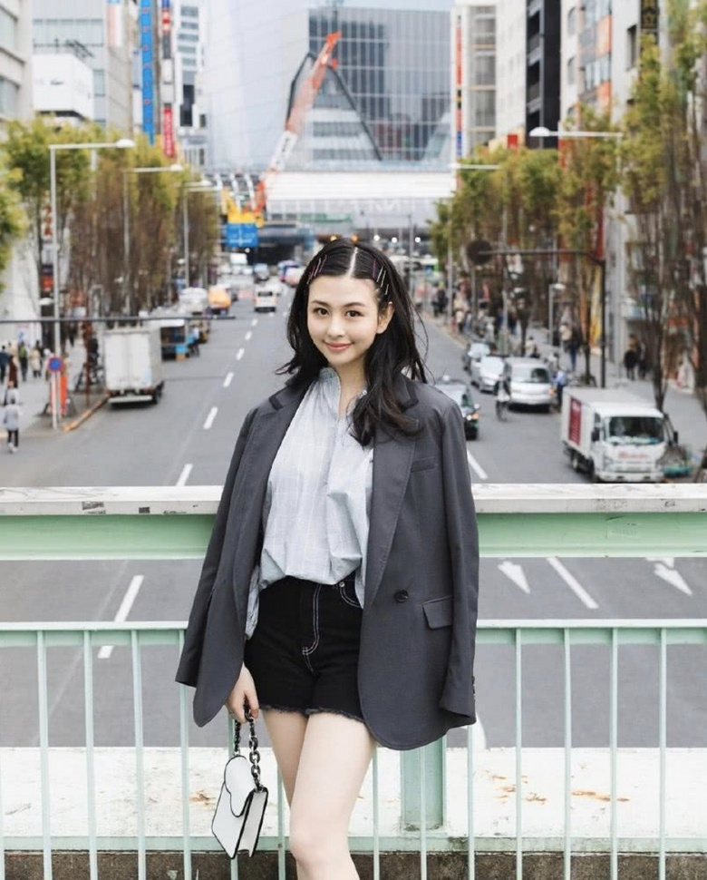 邱淑贞女儿沈月晒近照,苹果头配红色卫衣少女感足,不愧富家千金