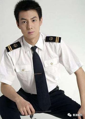 被说酷似吴彦祖,当年是川航空少的张殿菲↓清华大学外语系毕业,现在做