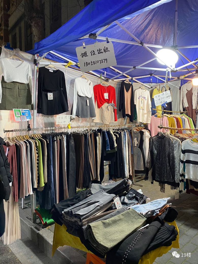 吴山夜市回归,杭州大姐却转租起了摊位:亏本卖还没人买