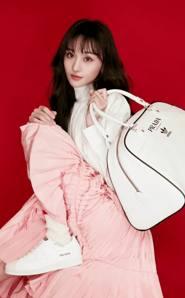 郑爽怕是圈内腿最细的?连穿"半腿袜"都往下滑,这谁做得到?