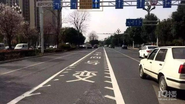 为啥很多老车主宁愿去旁边的车道排队，也不走“锯齿车道”