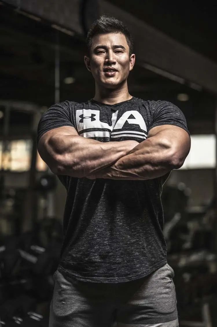 搞点夜点心切切吧背后那个男人他的人生比吃播视频更精彩