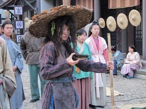 同样是演"乞丐"角色:黄渤投入,赵丽颖让人心疼,而杨颖最差劲