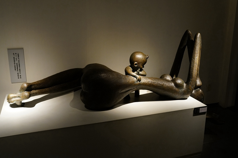 韩美林艺术馆中母与子雕塑