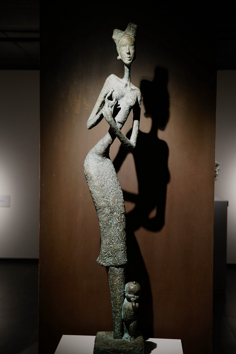 韩美林艺术馆中母与子雕塑