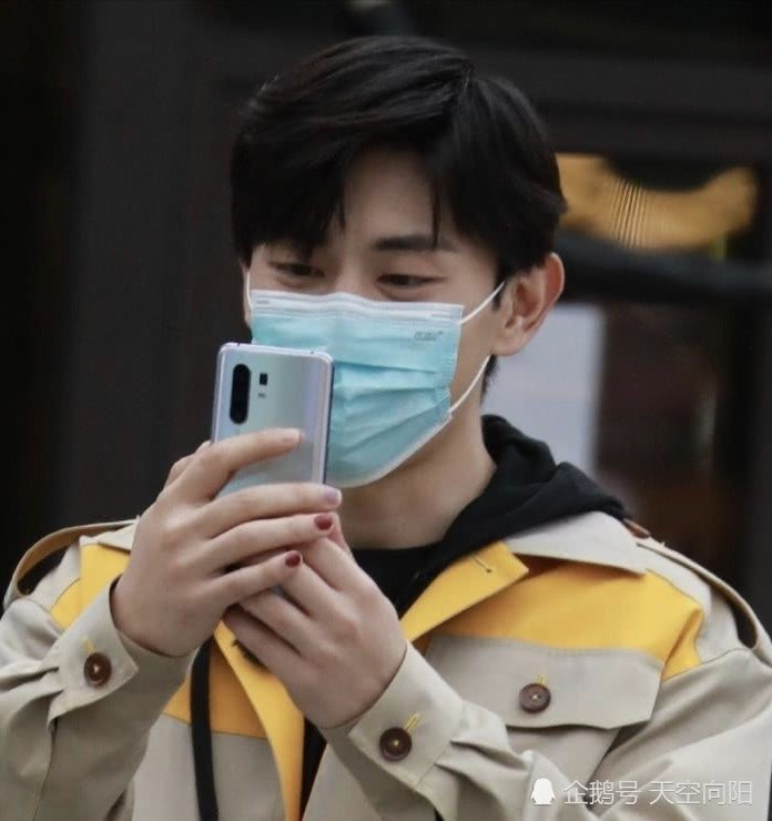 邓伦加盟极限挑战,戴口罩拿手机拍摄,看清手指上的东西后,女生