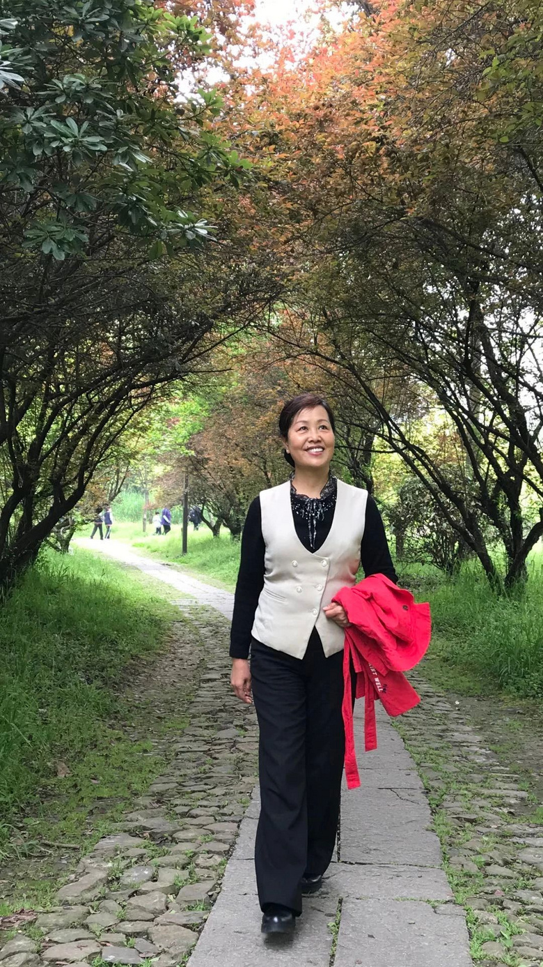 红润,体态挺拔轻盈……第一次在汤养元见到66岁的妇科专家潘春莲时